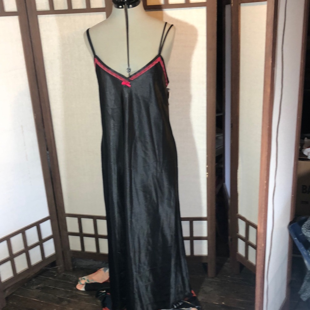 NWT Gilligan & O’Malley Sleepware size L/black satiny/maxi/front red lace detail